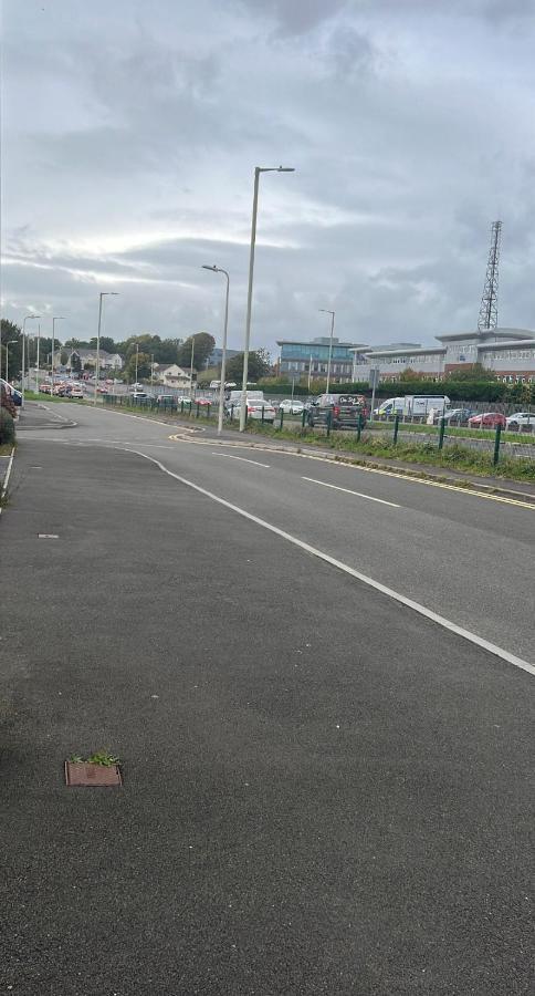 Salimi Appartement Bridgend  Buitenkant foto