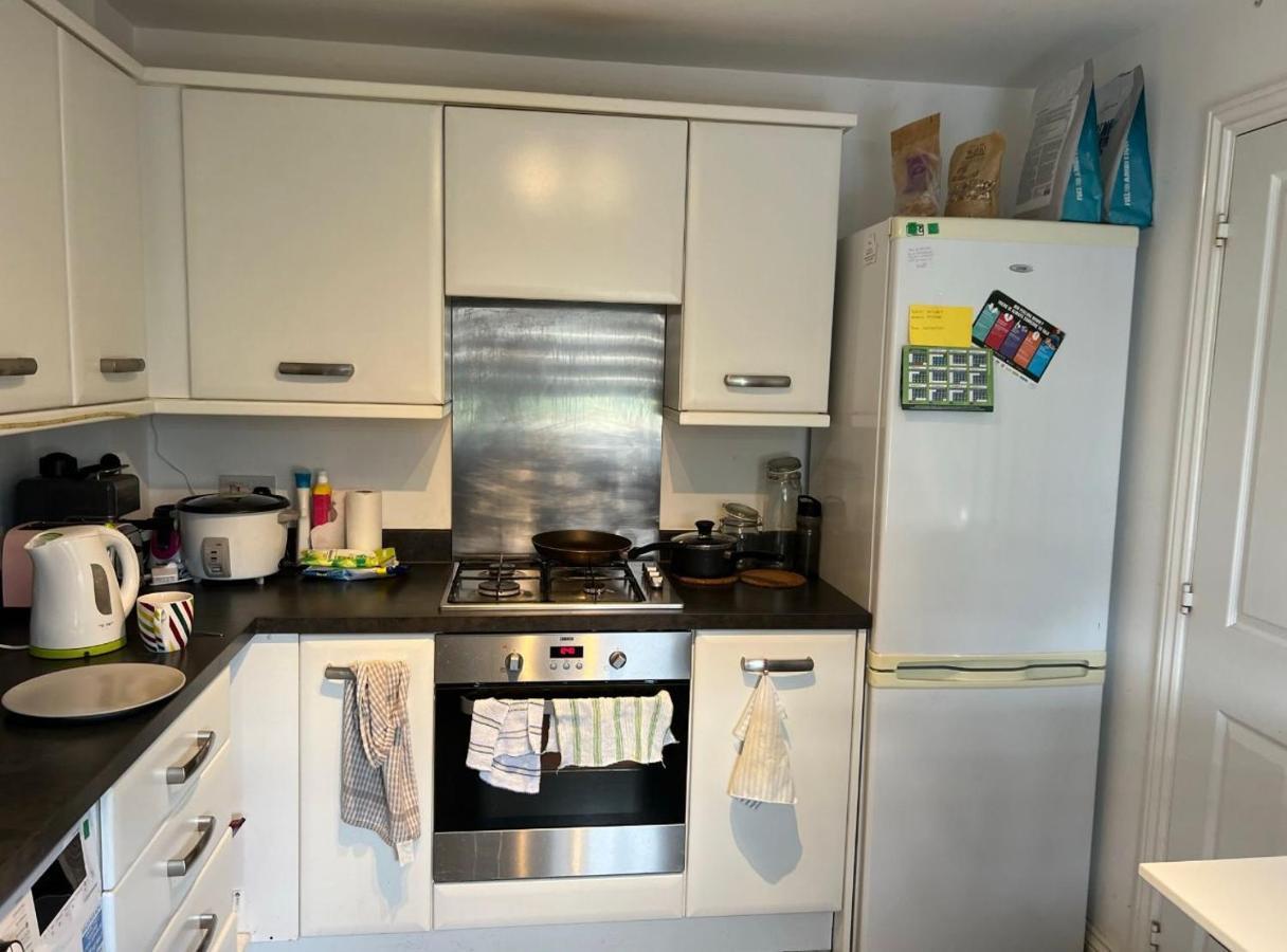 Salimi Appartement Bridgend  Buitenkant foto