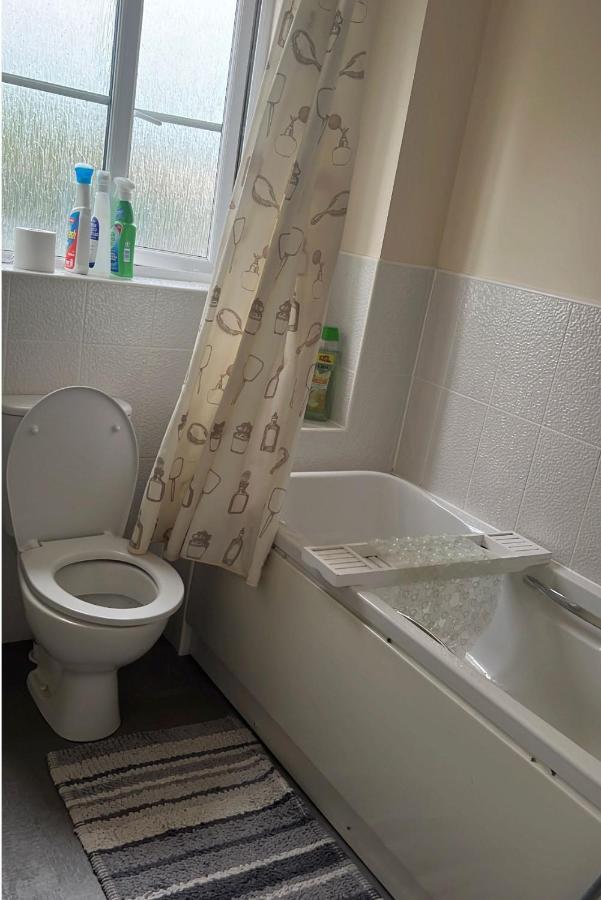 Salimi Appartement Bridgend  Buitenkant foto